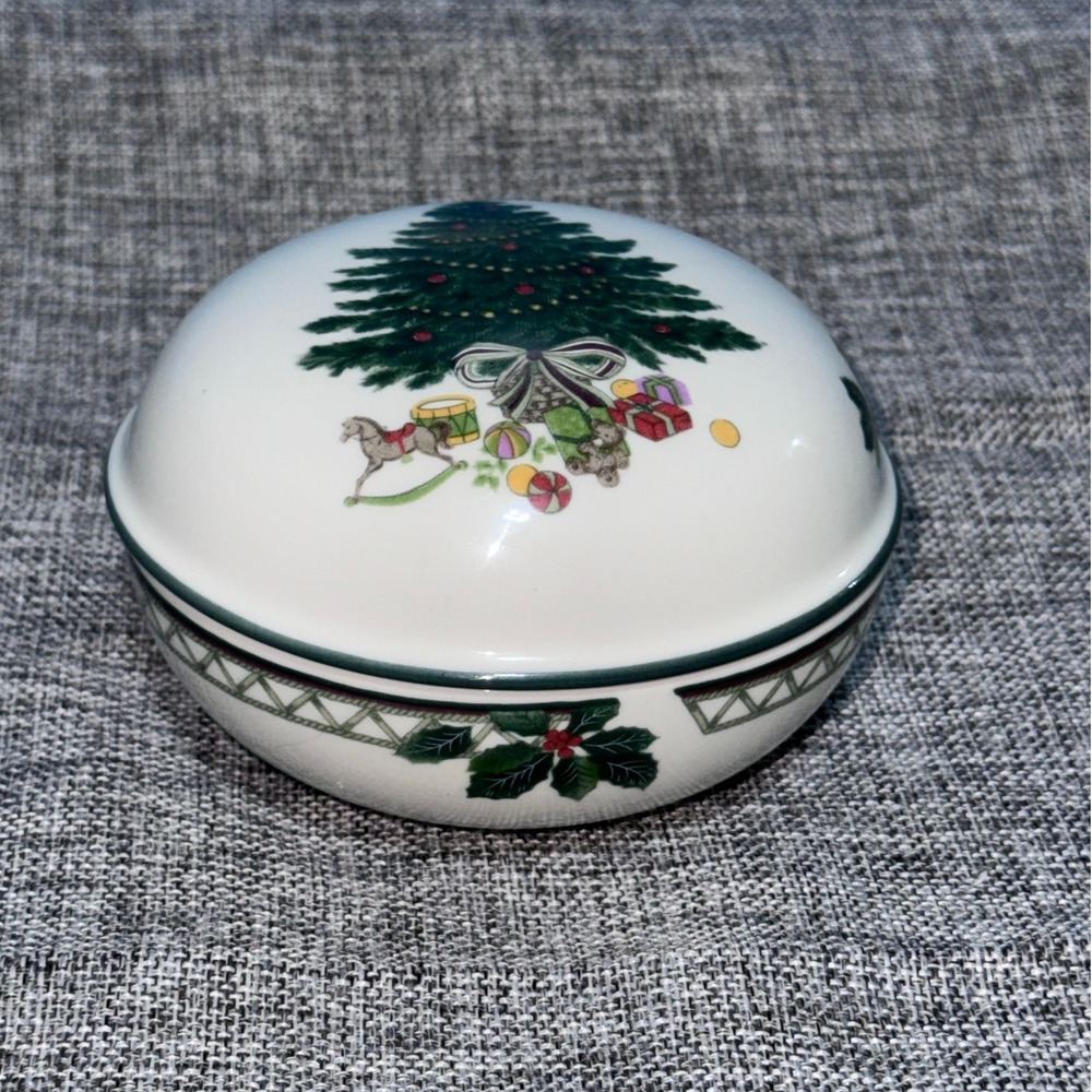 Mikasa Heritage Christmas Story Trinket Box Lidded Candy Dish Holly Tree